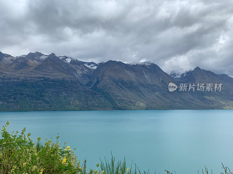 新西兰皇后镇贝内特悬崖瞭望台瓦卡蒂普湖的景色