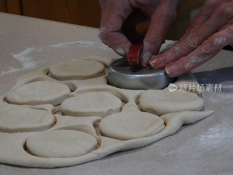 制作和烘烤面包卷。