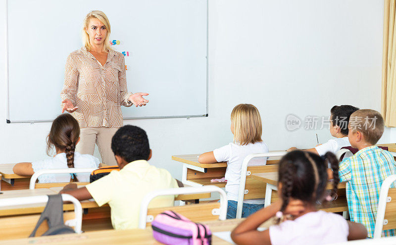 女教师在教室里给学生讲课