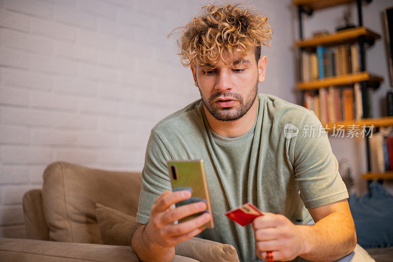 一名男子用信用卡在网上购物