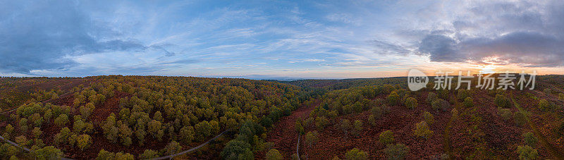 秋季日出时Sherbrook山谷的全景鸟瞰图