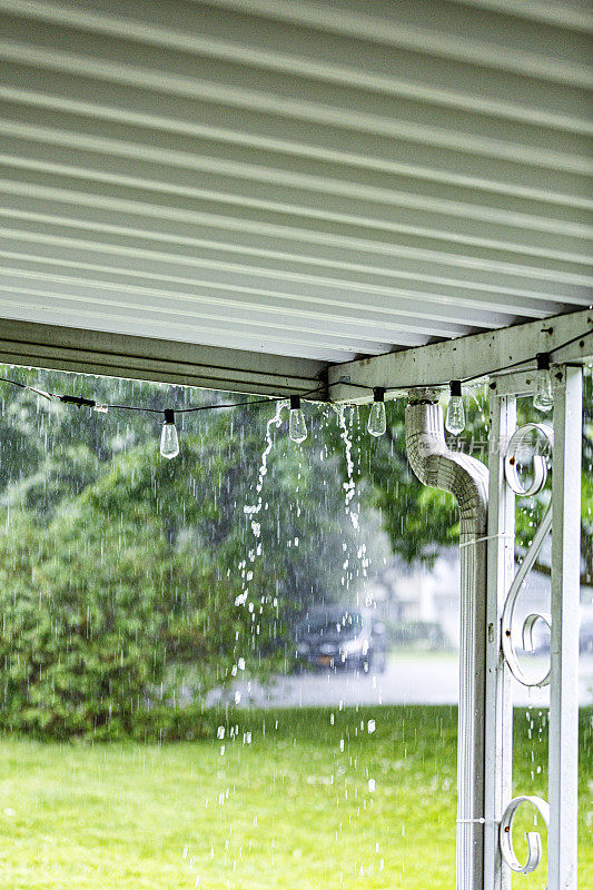 屋顶边缘下的雨水