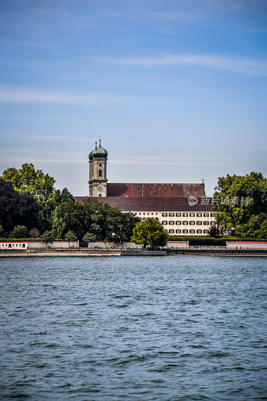 德国Friedrichshafen码头的Schlosskirche高耸于Bodensee之上