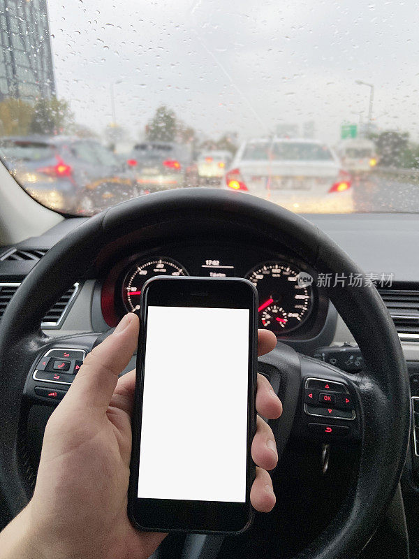 在车流中使用智能手机的司机白色驾驶(屏幕有剪切路径)
