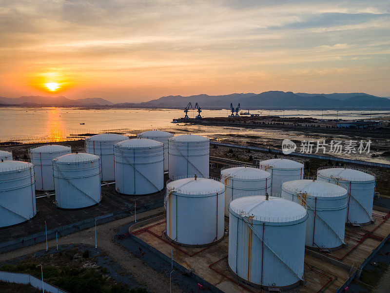 沿海港口和油库的鸟瞰图