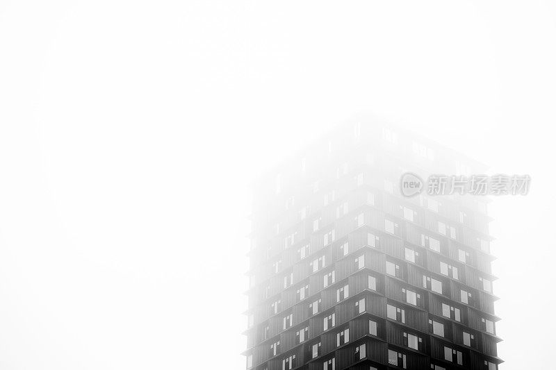 摩天大楼从雾中显露出来
