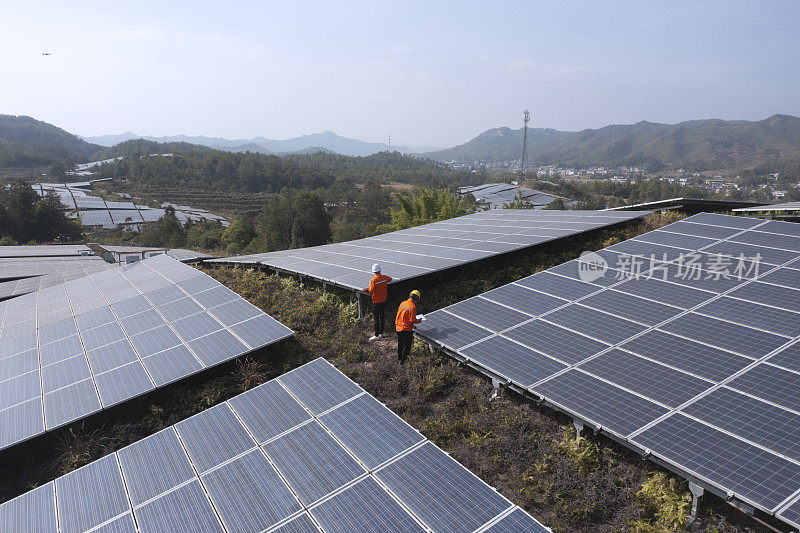 工程师正在检查替代能源发电厂的太阳能电池板