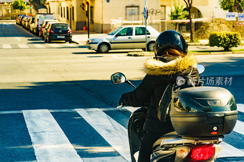 道路上的摩托车