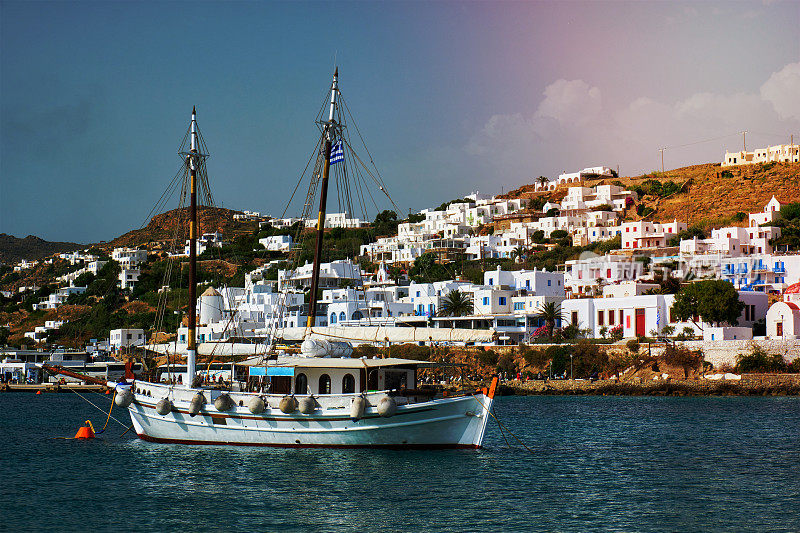停泊在希腊米科诺斯岛港口的纵帆船