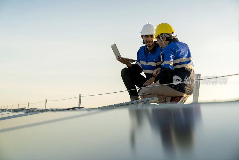 专业技术人员，专业工程师，负责笔记本电脑和平板电脑的维护，检查在阳光下在工厂屋顶安装太阳能屋顶板。工程师团队检查太阳能电池板屋顶。