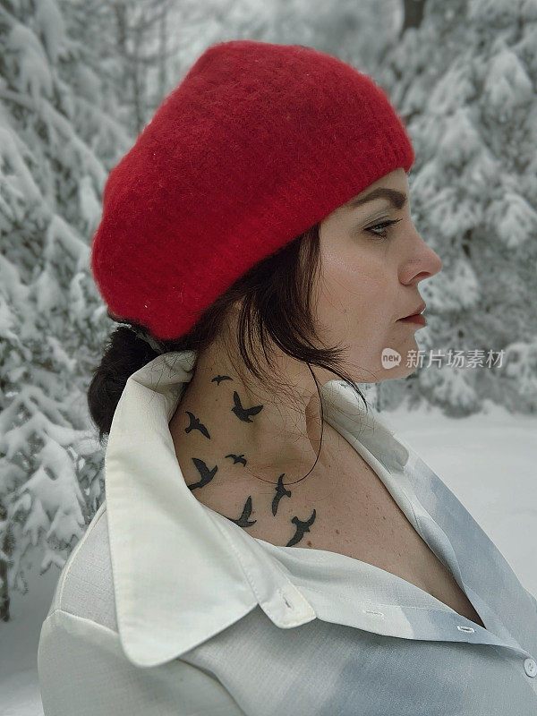 冬天的女人戴着红色贝雷帽在户外