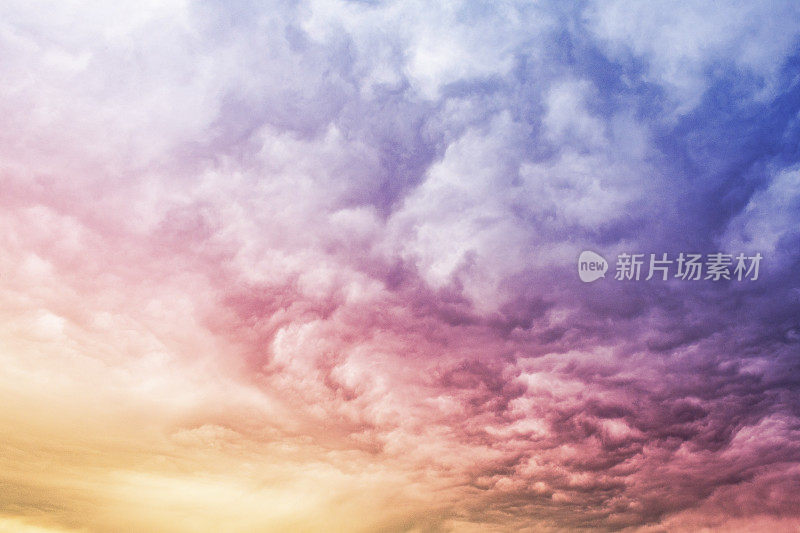 云景暴风雨云在天空与彩虹的颜色