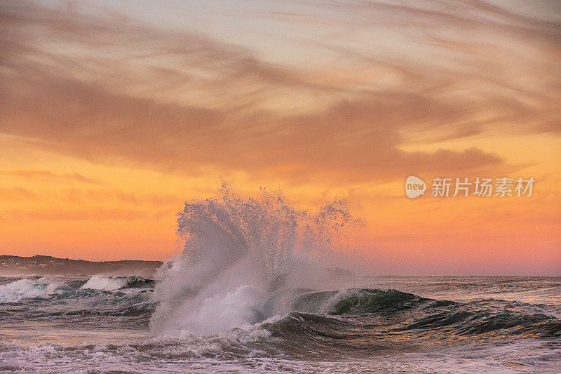 强有力的展示海浪碰撞在戏剧性的光线下产生水爆炸