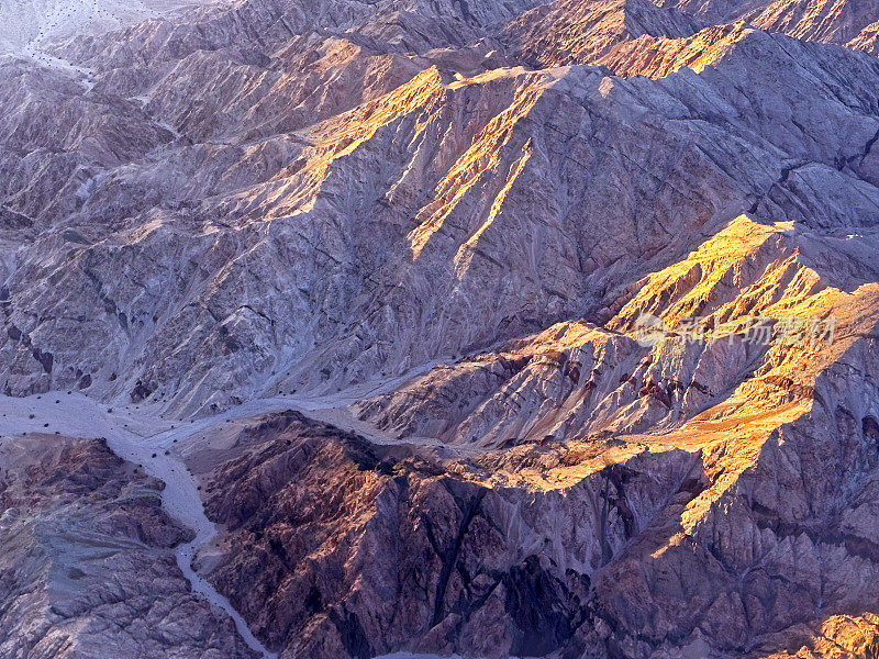 日出阴影从山区鸟瞰图，约旦