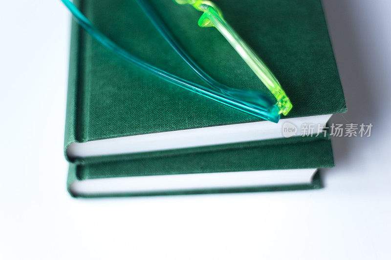 两本绿书，一副绿眼镜