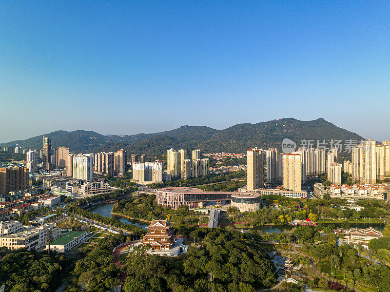 宜居的城市建筑被林地和河流环绕