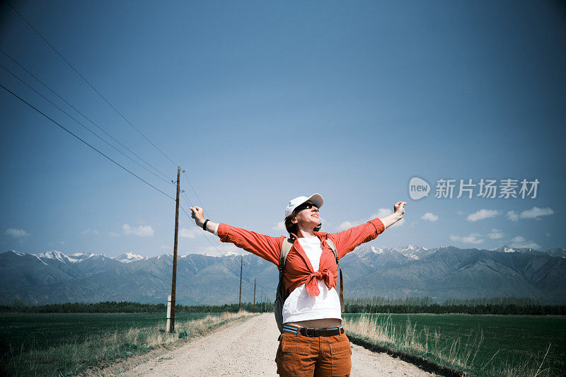 女背包客走在山路上