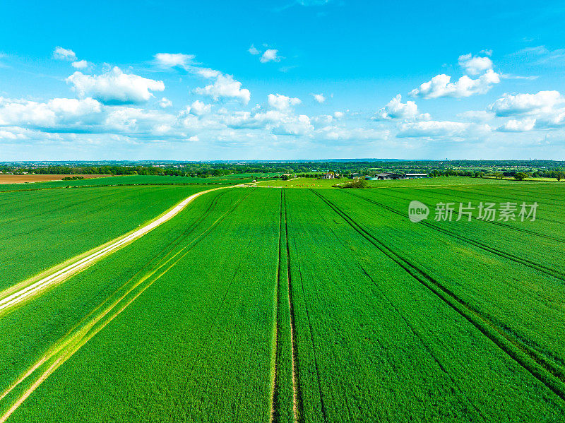 鸟瞰图，美丽的农田与多云的蓝天在英国