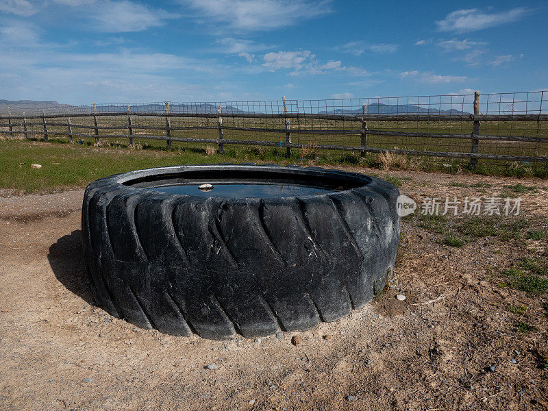 在犹他州西部用作沙漠牲畜饮水槽的大型轮胎。