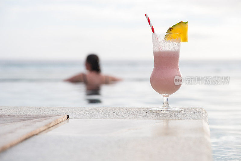热带假日鸡尾酒会在海边