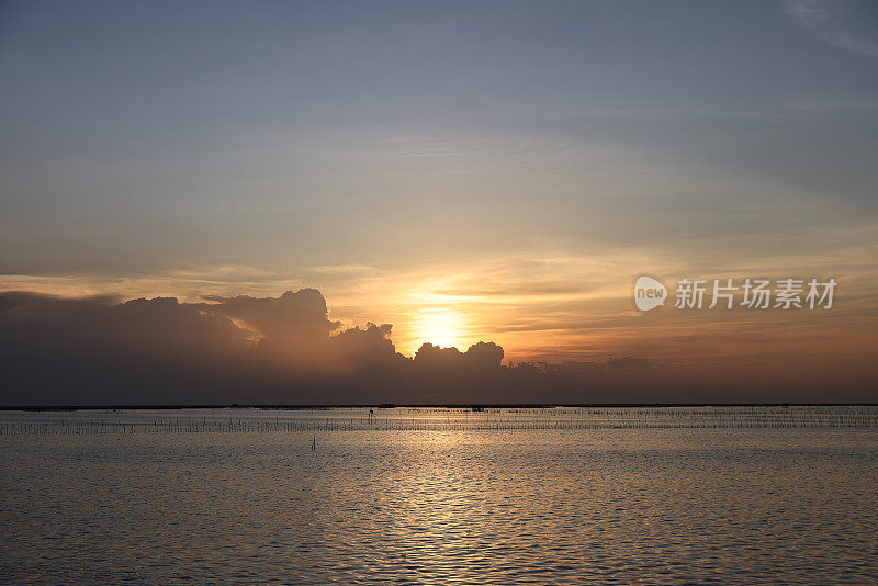 风景与海上日落，美丽的日落在海上，鸟瞰日落天空，大自然美丽的光日落或日出在海上，多彩的戏剧性雄伟的景色天空与惊人的云彩和波浪在日落天空暗光云的背景