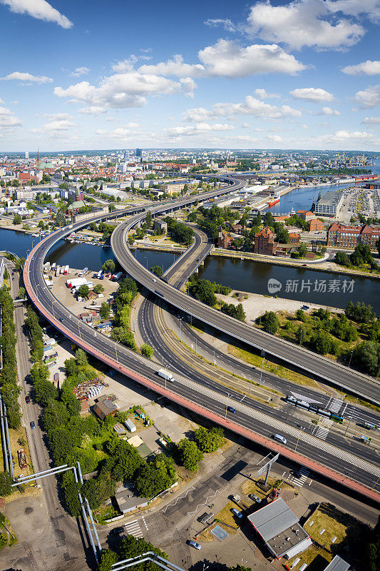 波兰城市高速公路、港口和什切青市中心的鸟瞰图