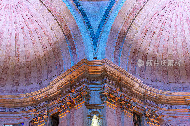 里斯本国家万神殿。圣恩格拉西亚教堂的圆顶和带有彩色灯光的拱形天花板图像。