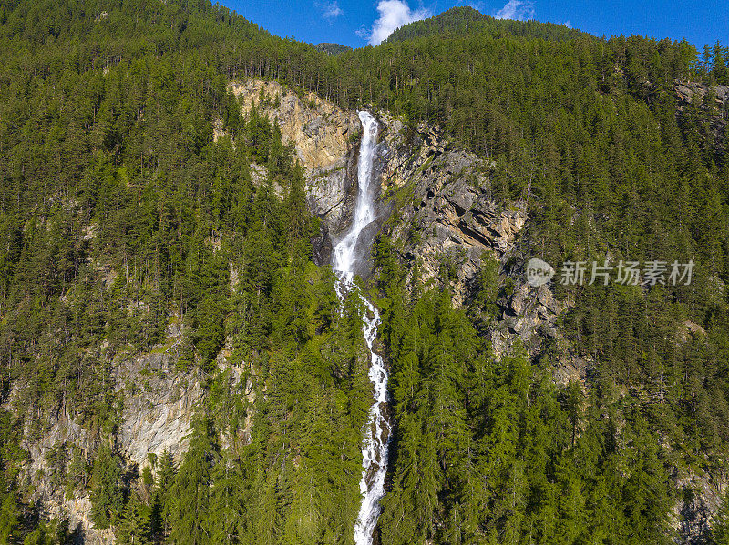 从上方俯瞰Ötztal阿尔卑斯山脉的雷纳瀑布