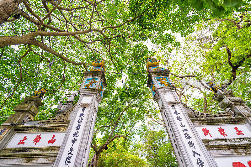 还剑湖上神圣的佛教玉山寺的入口大门，通过Huc桥连接到河内市中心的湖岸