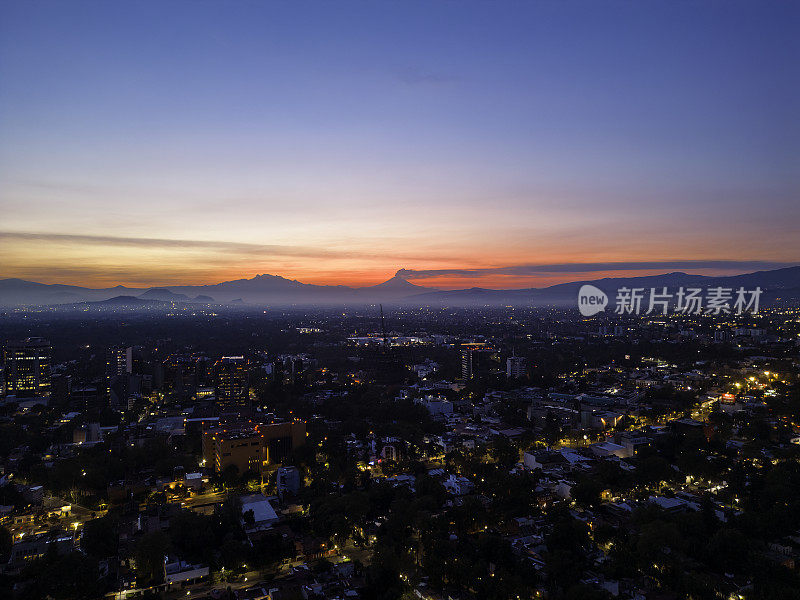 黎明时分的墨西哥城火山景观