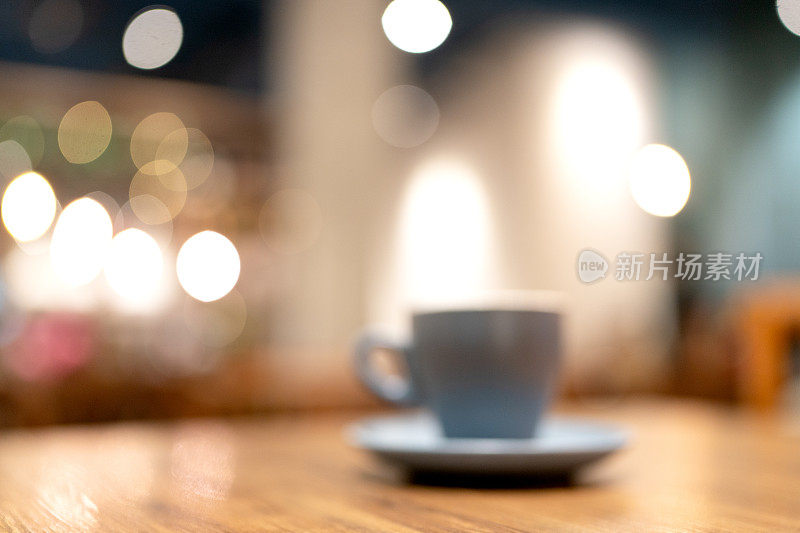 咖啡桌上的一杯热咖啡。复古和复古的色彩效果-浅景深