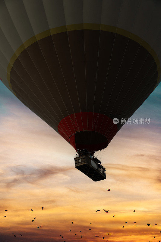 令人惊叹的晨景和日出时在卡帕多西亚起飞的气球。
