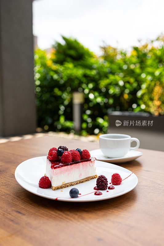 蓝莓芝士蛋糕，芝士蛋糕美食摄影与新鲜水果，蛋糕与覆盆子和一杯咖啡，一套孤立的甜点或零食与新鲜水果