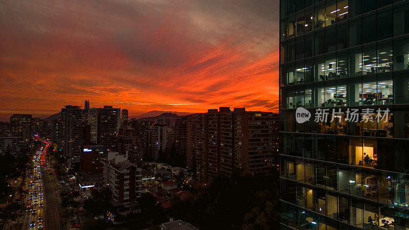 夕阳在智利首都圣地亚哥的建筑物之间