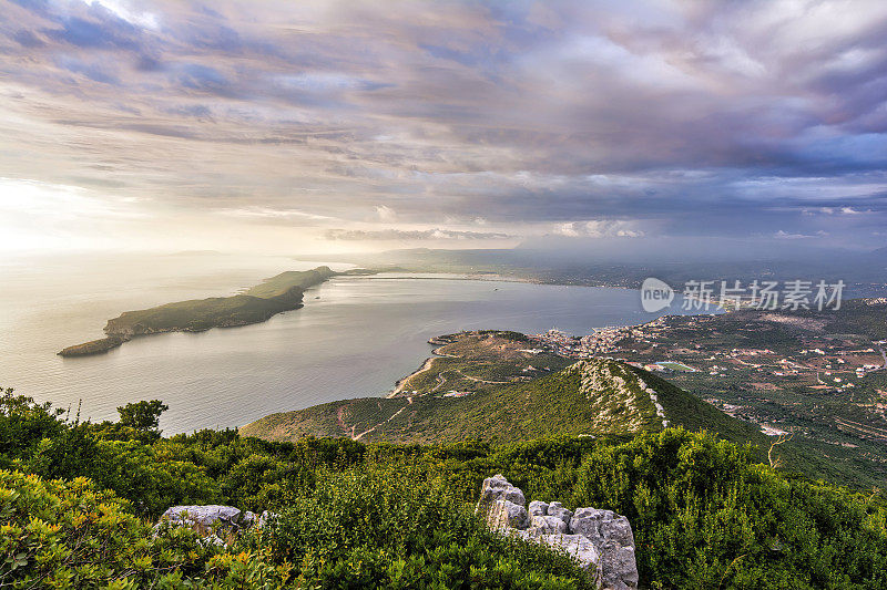 希腊伯罗奔尼撒半岛迈锡尼亚州标志性的风景如画的小镇皮洛斯和附近的斯巴克蒂里亚斯岛的俯视图