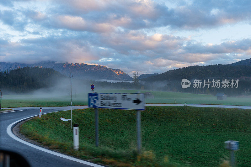 道路标志模糊运动的背景上的领域覆盖在雾