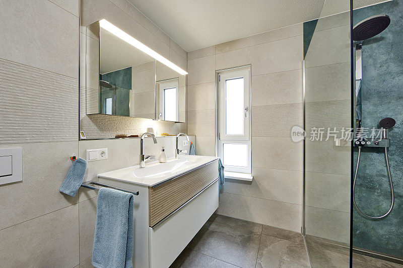新装修的公寓:带淋浴的浴室