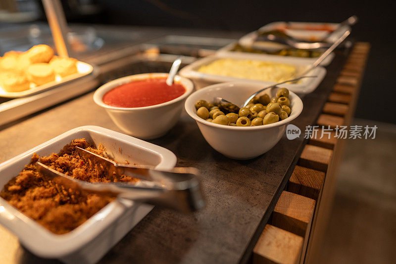 在豪华酒店自助餐的各种沙拉