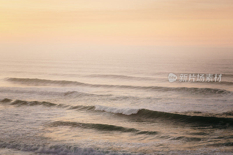 日落时的海浪