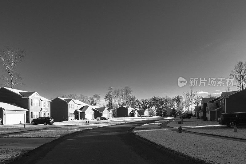 冬天，郊区一个住宅城市的街道