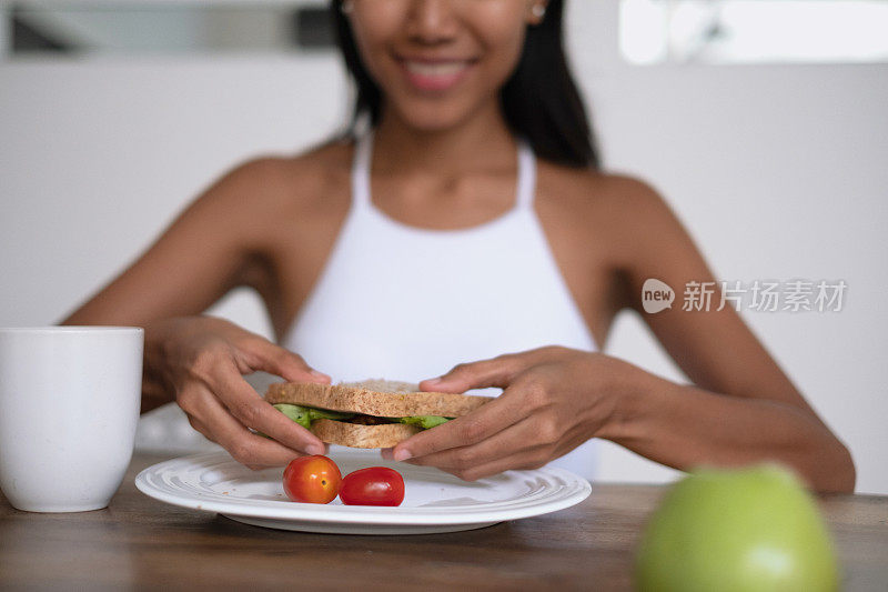 印尼妇女早餐吃素食三明治