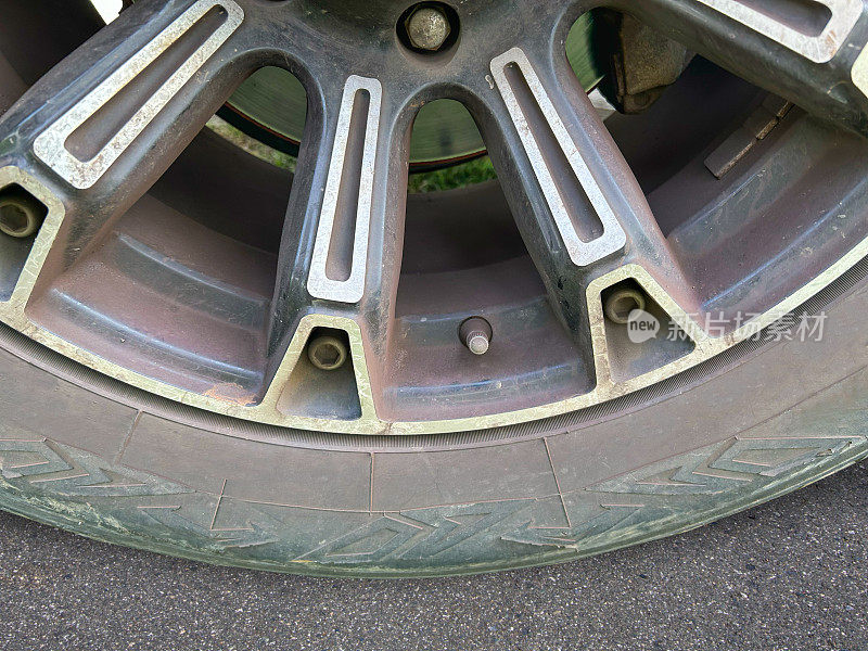 车轮和轮辋上的刹车灰尘污渍。不好好保养车子