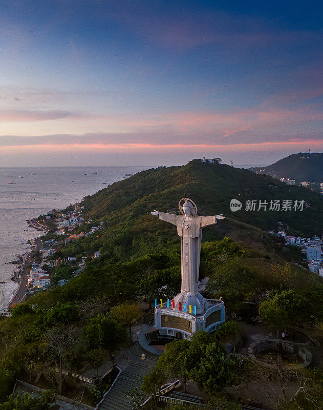 鸟瞰越南凤头市，俯瞰这座宁静美丽的海滨城市，站在凤头市Nho山上的基督雕像后面。