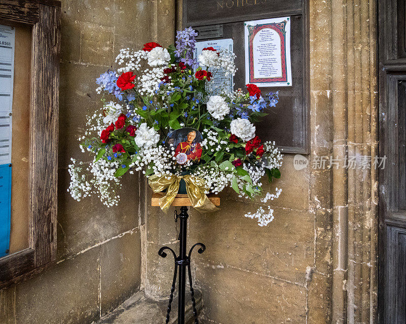 庆祝查尔斯三世加冕的红、白、蓝三色鲜花