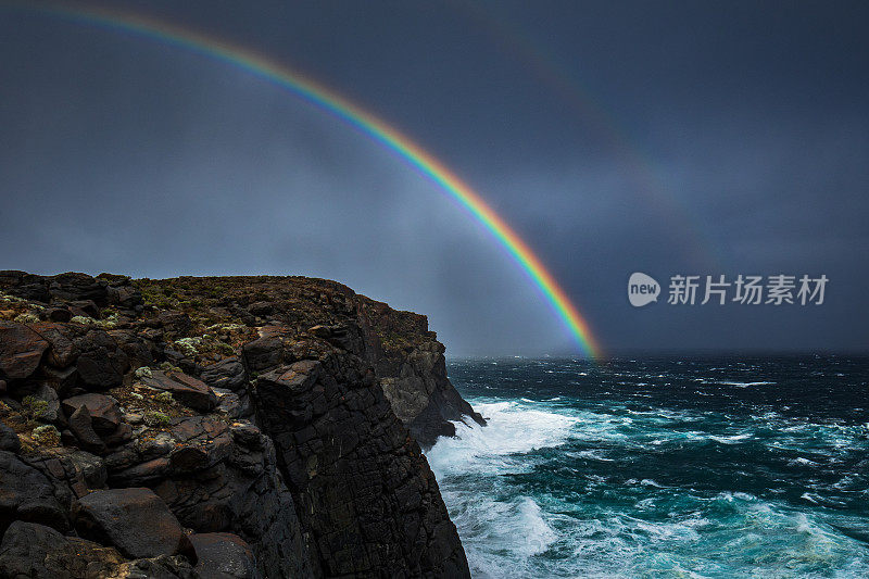 波涛汹涌，狂风大作的海洋，有戏剧性的风暴和彩虹