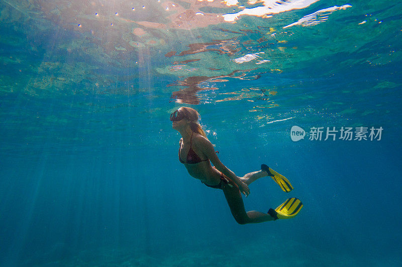年轻女子在水下浮潜