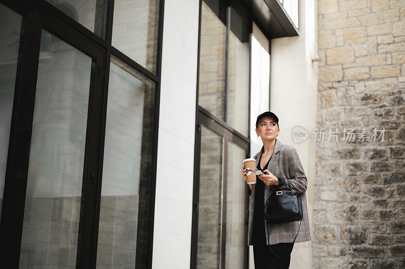 带着外带咖啡杯的时髦女人。