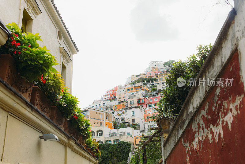 意大利阿马尔菲海岸波西塔诺旧悬崖边建筑的风景