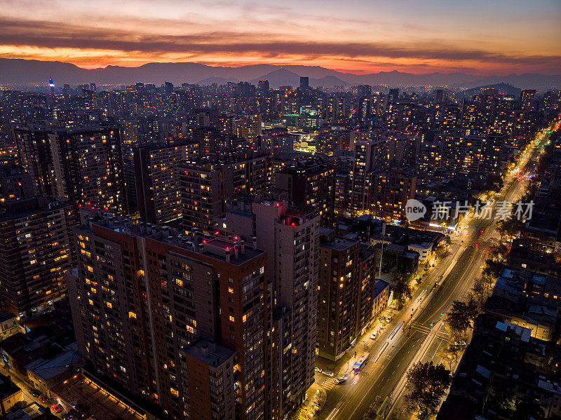 日落时分的智利圣地亚哥市中心