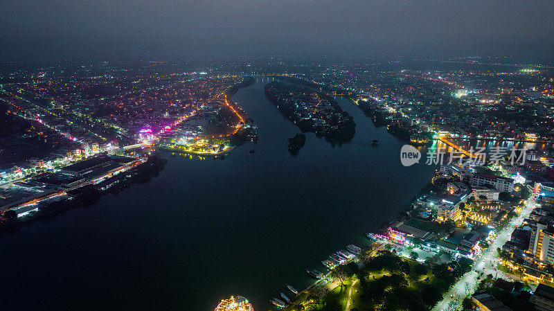 顺化市夜景鸟瞰图，顺化是越南非常著名的旅游胜地